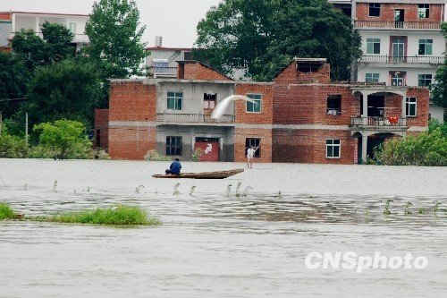 强暴雨袭击引发严重内涝 百余城市一度进水