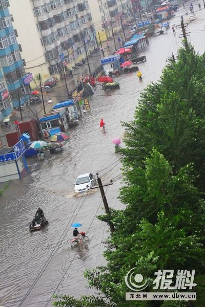 黑龙江齐齐哈尔遭暴雨袭击 部分道桥受损(图)