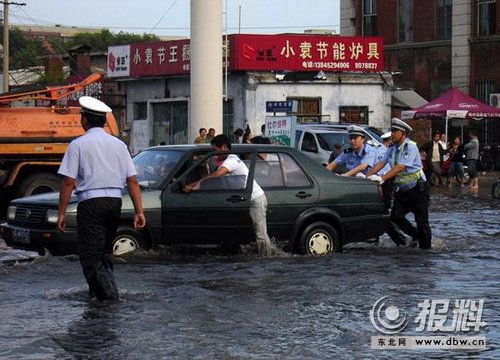 黑龙江齐齐哈尔遭暴雨袭击 部分道桥受损(图)