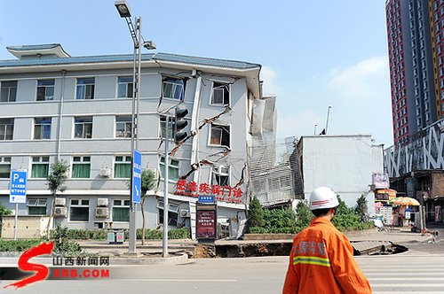 图为感染疾病门诊楼发生坍塌 程刚/摄