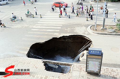 图为塌陷的路面程刚/摄