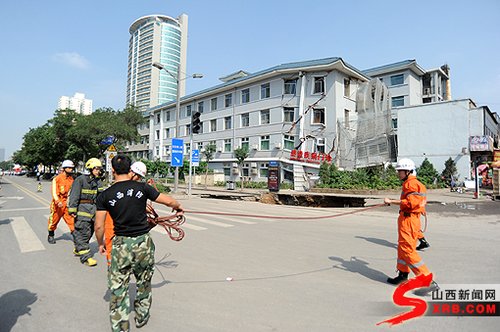 图为坍塌的感染疾病门诊楼及塌陷的路面 程刚/摄