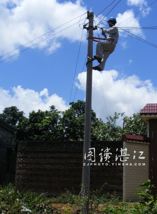 广东徐闻县遭遇龙卷风 大铁门被卷到空中飞舞