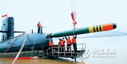 东海舰队某潜艇支队进行码头应急吊装鱼雷演练。图中潜艇为宋级常规动力潜艇。
