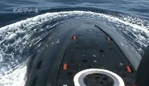 东海舰队某潜艇支队两名年轻的艇长分别驾驭着新型潜艇，快速突破反潜防线，抵达预定突击点，导弹发射全部准确命中目标。图片来源：CCTV视频截图