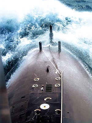东海舰队某潜艇支队进行潜舰攻防对抗训练，破浪前行。