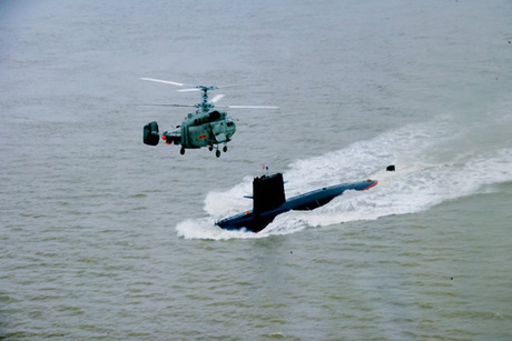 资料图：东海舰队卡-28舰载直升机与宋级潜艇协同演练。