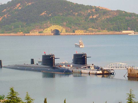 这就是网上流传的中国位于东海的最新核潜艇基地图片。
