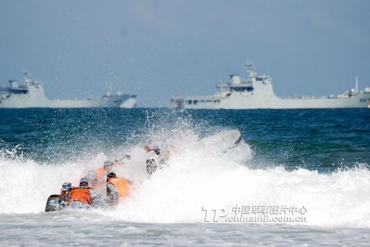 海军陆战队某旅在恶劣海况下与登陆舰配合进行装卸载训练。宋春伟 摄影报道