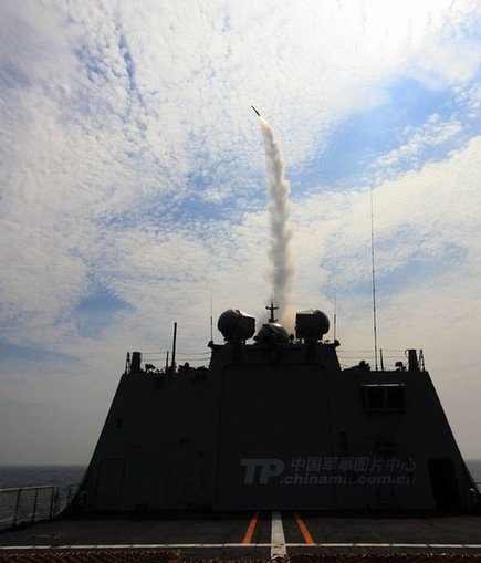 东海舰队529舰发射对空导弹。