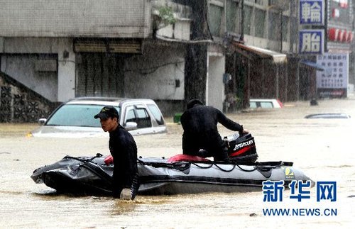 10月21日，救援人员出动橡皮艇在台湾宜兰县苏澳地区救灾。新华社发