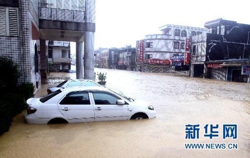 10月21日，洪水将台湾宜兰县苏澳地区街道淹没。新华社发