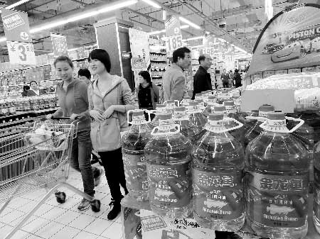 上周统计数据显示，食用油价格较前一周有所上涨商报记者 王棣/摄 