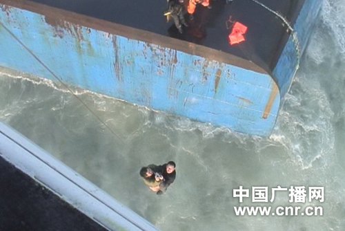 一采沙船在大连海域遇险 11人下落不明(图)