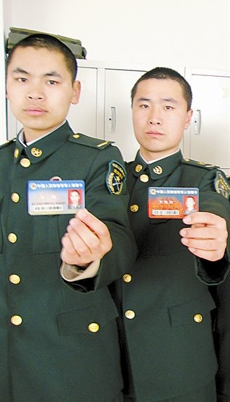 战士展示配发的军人保障卡。李 啸摄