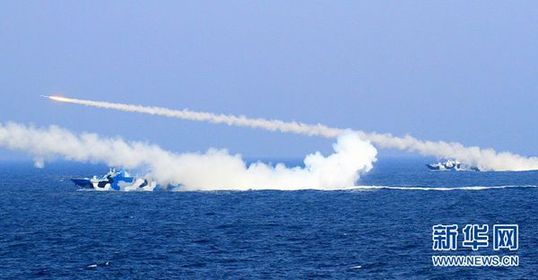 演练中新型导弹艇向海上目标发射导弹。 新华社记者 查春明 摄