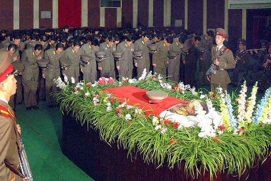 朝鲜中央通讯社11月9日提供的照片显示,朝鲜人民军官兵向赵明录遗体