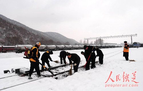 11月8日大雪袭击吉林地区 车务段龙潭山站清扫道岔(来源：人民铁道报)