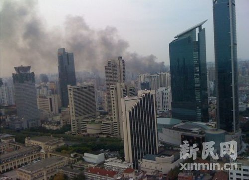 上海一高层住宅起火 大火向居民楼里蔓延(组图)