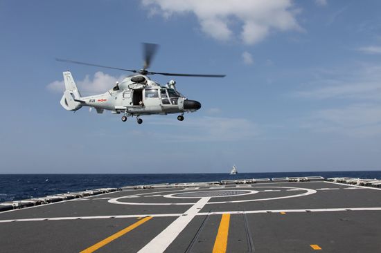 中国海军第八批护航编队舰载直升机升空侦查。