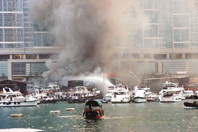 香港船厂大火数次爆炸 前港督游艇被焚毁(图)