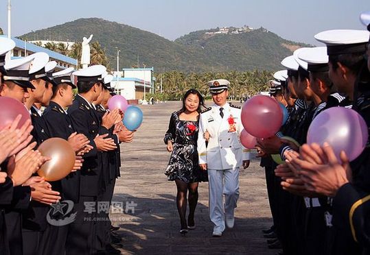 官兵夹道欢迎新人。