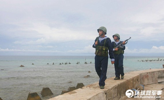 越南海军海军士兵在中国南海毕生礁上巡逻