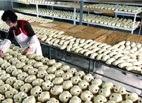 揭秘青岛王哥庄大馒头:山泉水和面 纯手工揉面