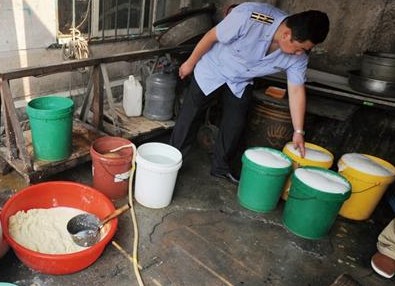 肮脏黑卤水点出白豆腐 日产数百斤销往饭馆