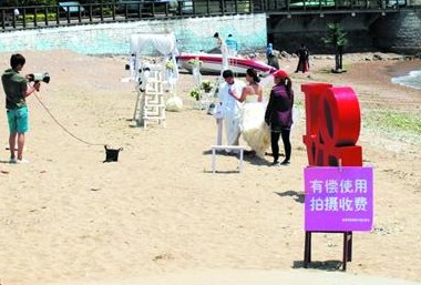 一浴沙滩被圈拍照1次收费200元 变私人摄影基地