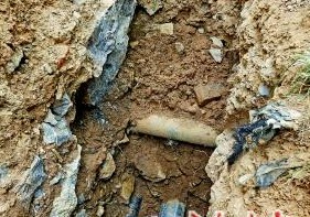17日刚刚维修好的管道漏点,回填土中施工方填埋的石块清晰可见