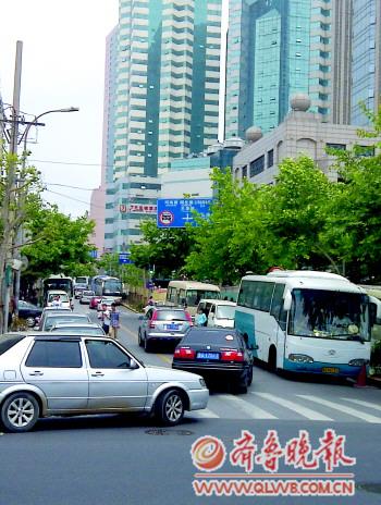 前海限行疏通沿海堵瘫市区 五四广场变爆满停车场