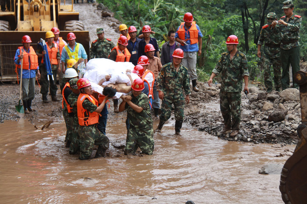 四川凉山发生泥石流 约40人被埋