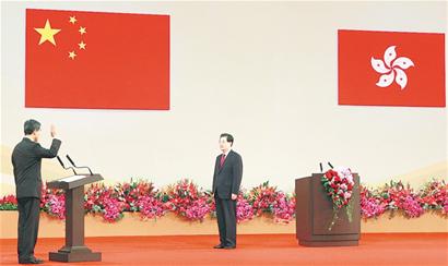 香港特别行政区第四任行政长官梁振英宣誓就职，胡锦涛监誓。