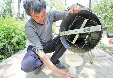 榉林山现割现摇蜂蜜大都为假 纯靠化学添加