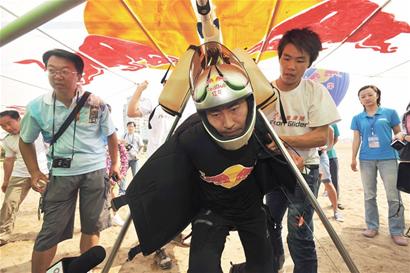 青岛小伙滑翔飞越胶州湾