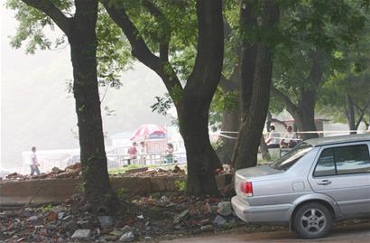 青岛崂山景区怨声载道 特权车随意进三无产品充山货