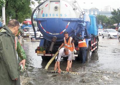 大水封路 居民出门像过河