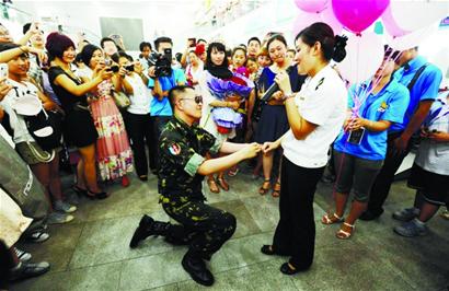 青岛候车厅上演浪漫求婚 超帅特种兵与售票员闪婚