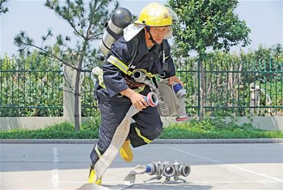 青岛消防钢铁侠:10秒爬4层楼三伏穿棉袄 火海除炸弹