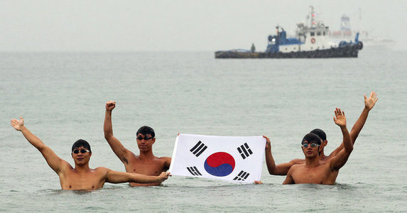 韩国学生接力游泳到独岛
