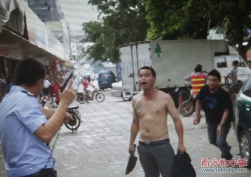 赤膊男子当街提刀砍人 民警鸣枪夺刀