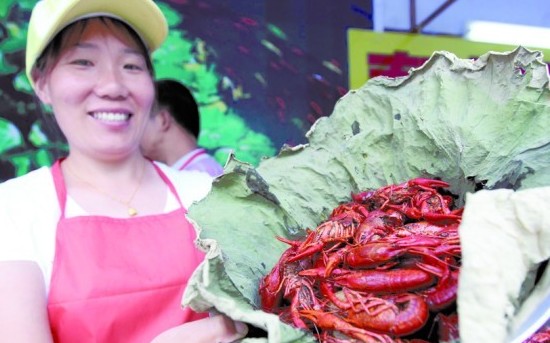 青岛啤酒节美食吃不停:辣兔头白香肠荷叶龙虾香嫩鲜美