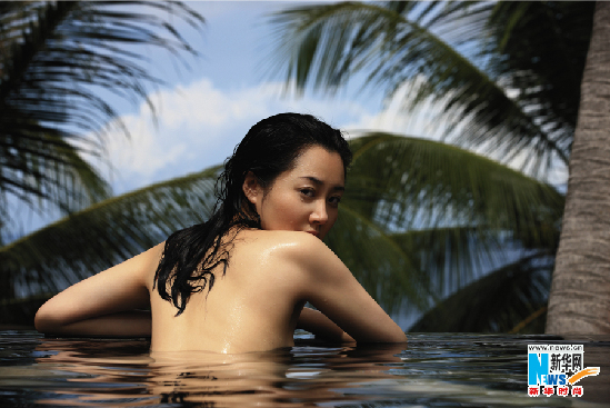 43岁许晴泰国拍泳池写真 湿身秀美背