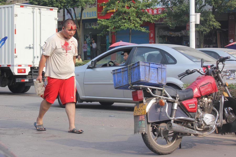 湖南娄底两摩托车相撞 车主互殴