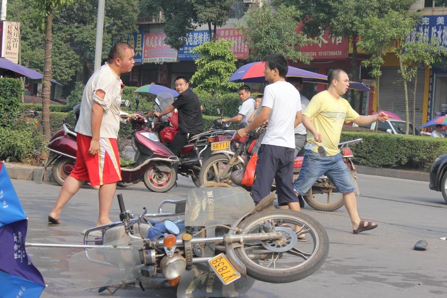 湖南娄底两摩托车相撞 车主互殴