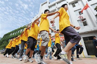 青岛百万中小学生今开学 交通迎大考