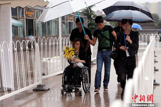 陶伟追悼会现场直击 生前好友众球迷雨中送别