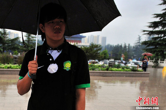 陶伟追悼会现场直击 生前好友众球迷雨中送别