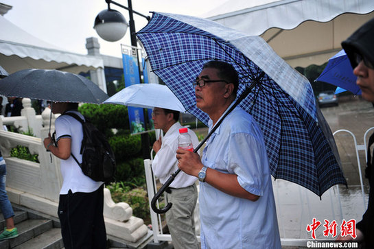 陶伟追悼会现场直击 生前好友众球迷雨中送别